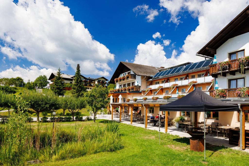 vista para o pátio de um hotel em Der Trattner - Hotel Trattnerhof & Hotel Schöcklblick em Semriach