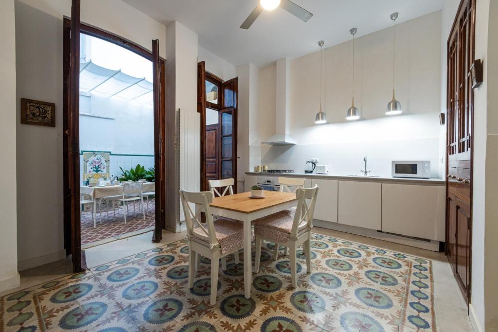 a kitchen and dining room with a table and chairs at FLORIT FLATS - Traditional House in El Cabanyal in Valencia