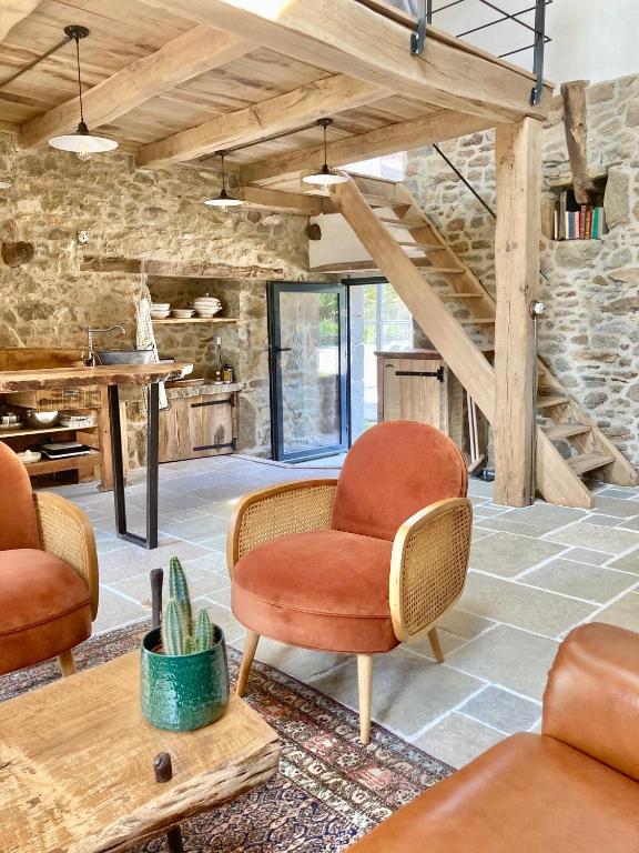 un salon avec deux chaises et une table dans l'établissement Le Nid de la Breizhidence, à Combourg