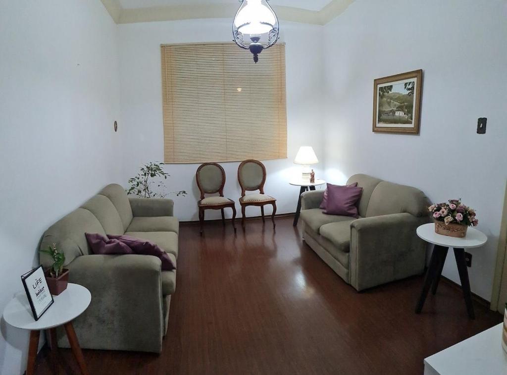 a living room with two couches and two chairs at Apartamento no Centro Parq Halfeld Juiz fora in Juiz de Fora