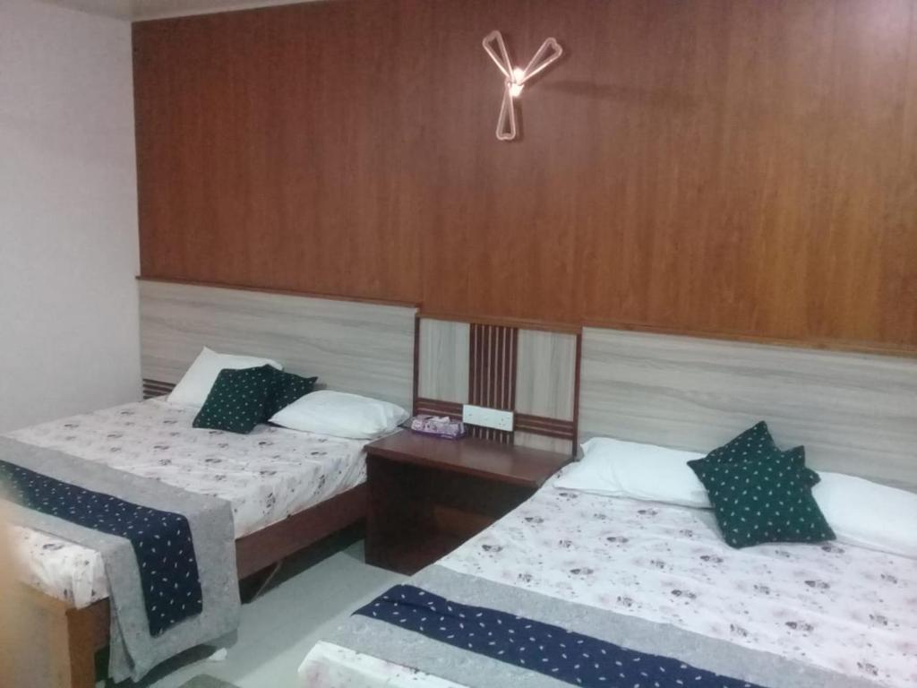 Postel nebo postele na pokoji v ubytování Hotel SU kataragama