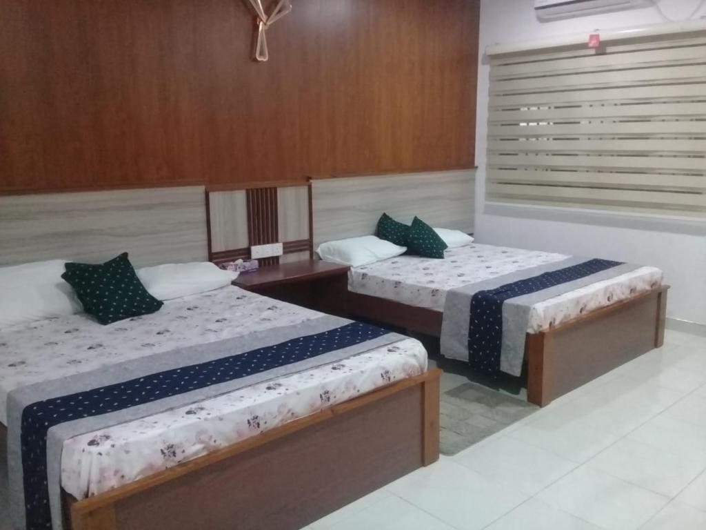 Postel nebo postele na pokoji v ubytování Hotel SU kataragama