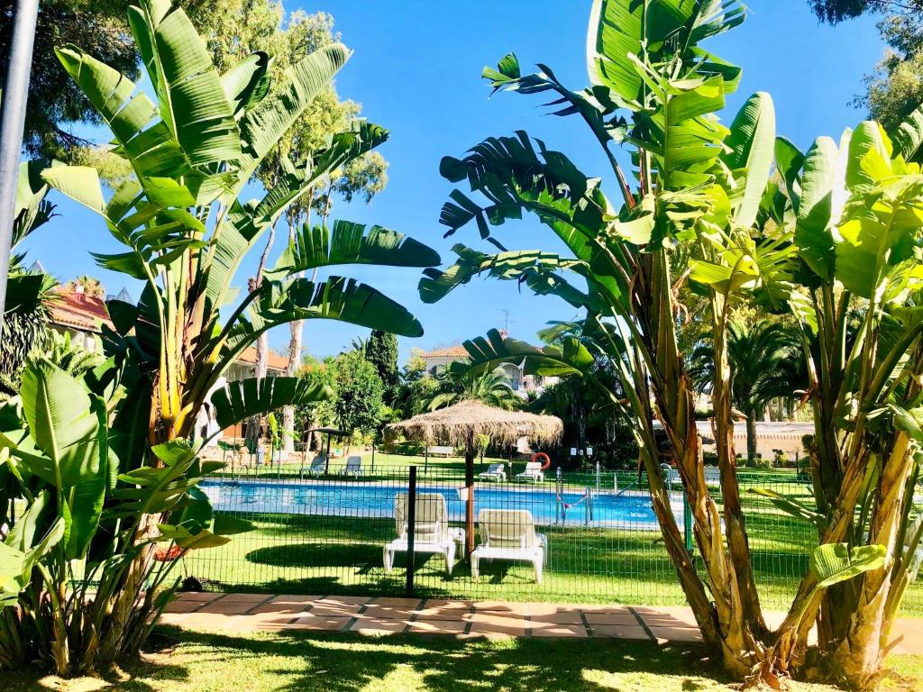 Bazén v ubytovaní PUERTO BANUS Apartamento PICASSO alebo v jeho blízkosti