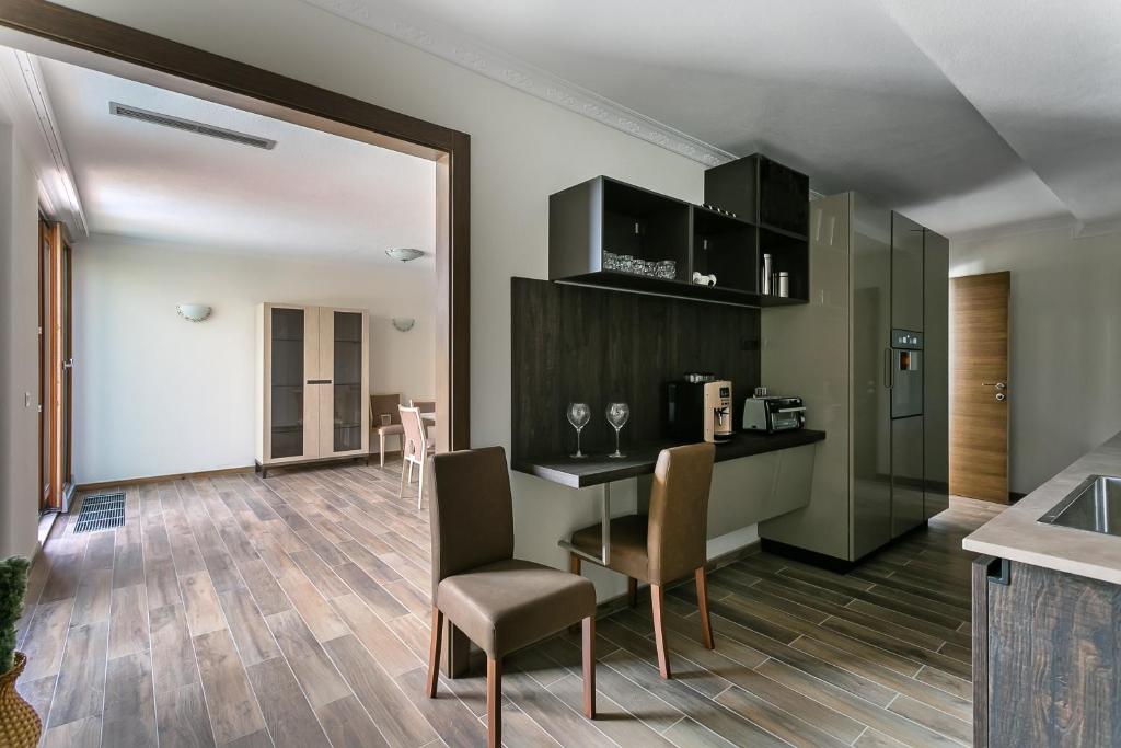 Kuchyň nebo kuchyňský kout v ubytování Villa Semiramis