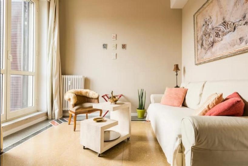 sala de estar con sofá blanco y silla en Meraviglioso Attico con Terrazza Panoramica en Roma