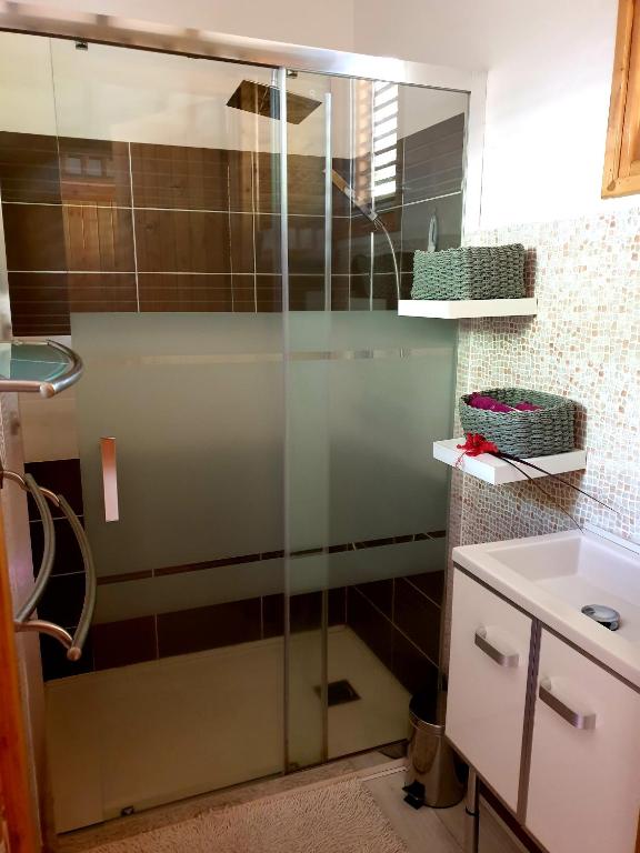 Koupelna v ubytování Gîte 4 étoiles, la Vieille Sucrerie St Claude Guadeloupe, Jacuzzi Spa privatif, vue exceptionnelle sur la mer des Caraïbes