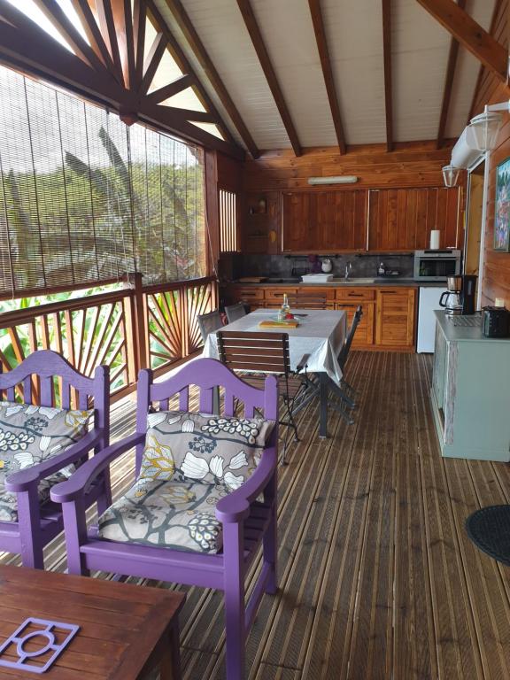 Kuchyň nebo kuchyňský kout v ubytování Gîte 4 étoiles, la Vieille Sucrerie St Claude Guadeloupe, Jacuzzi Spa privatif, vue exceptionnelle sur la mer des Caraïbes