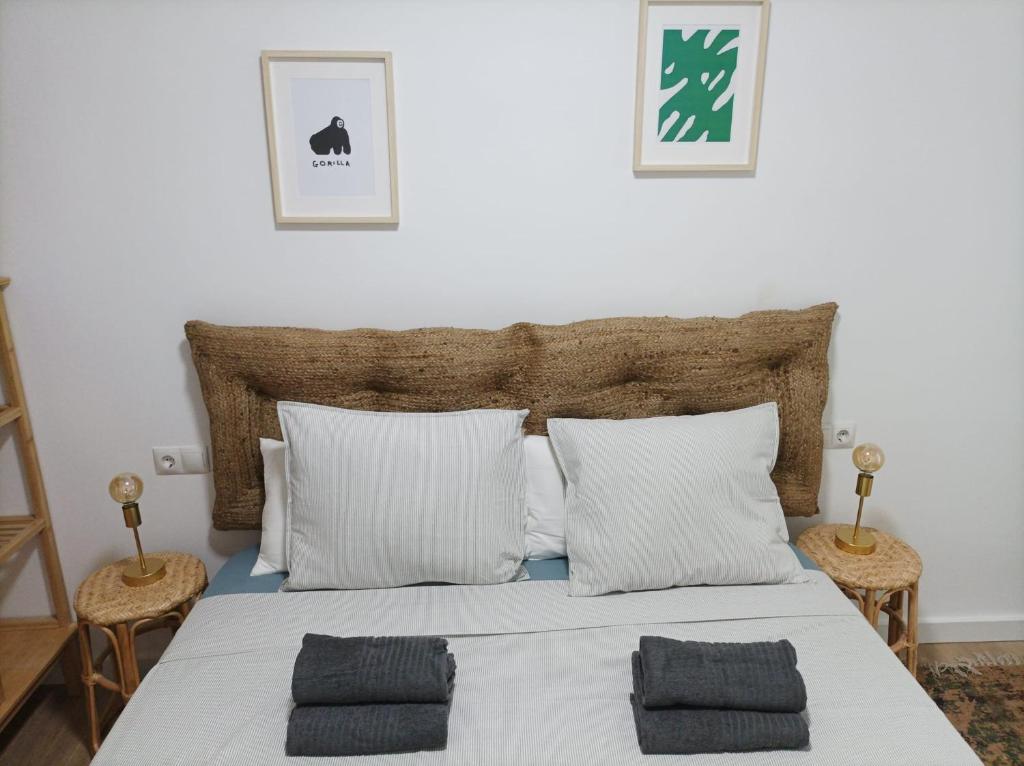 ein Schlafzimmer mit einem großen weißen Bett mit zwei Kissen in der Unterkunft COOL! 5' to metro. 15' to Center/beach by metro. in Santa Coloma de Gramanet