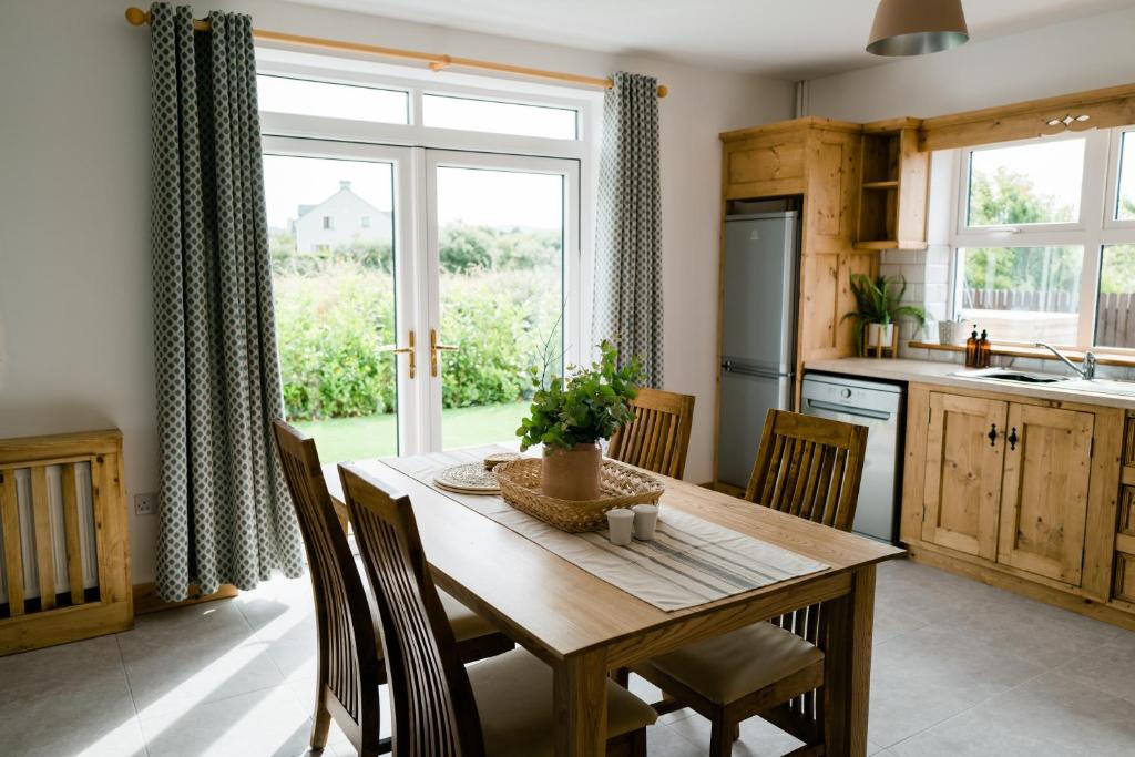 Kuchyň nebo kuchyňský kout v ubytování Modern self catering apartment, Miltown Malbay