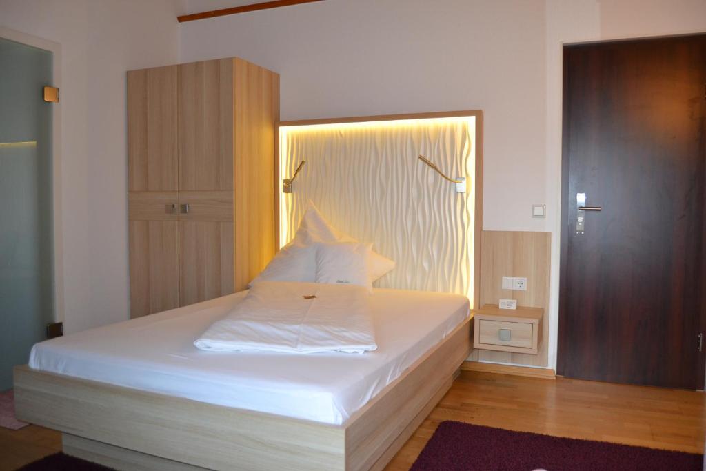 Postel nebo postele na pokoji v ubytování Iris am See garni