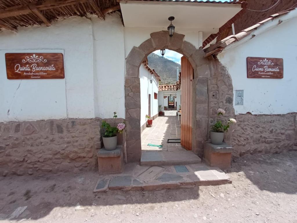 una entrada a un edificio con un arco en Casona Buenavista Andahuaylillas en Andalmailillas