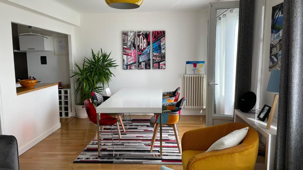 une salle à manger avec une table et des chaises blanches dans l'établissement Maison entière au calme à Saint-Max/Nancy, à Saint-Max