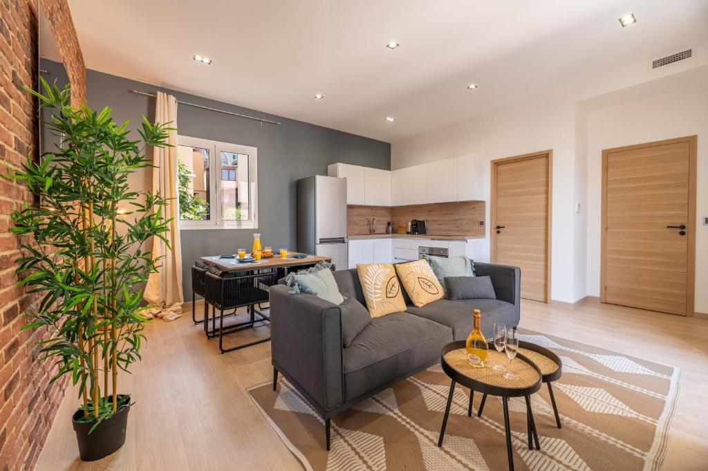 a living room with a couch and a table at SUPERBE APPARTEMENT AVEC BALCON PROCHE MONACO in Beausoleil