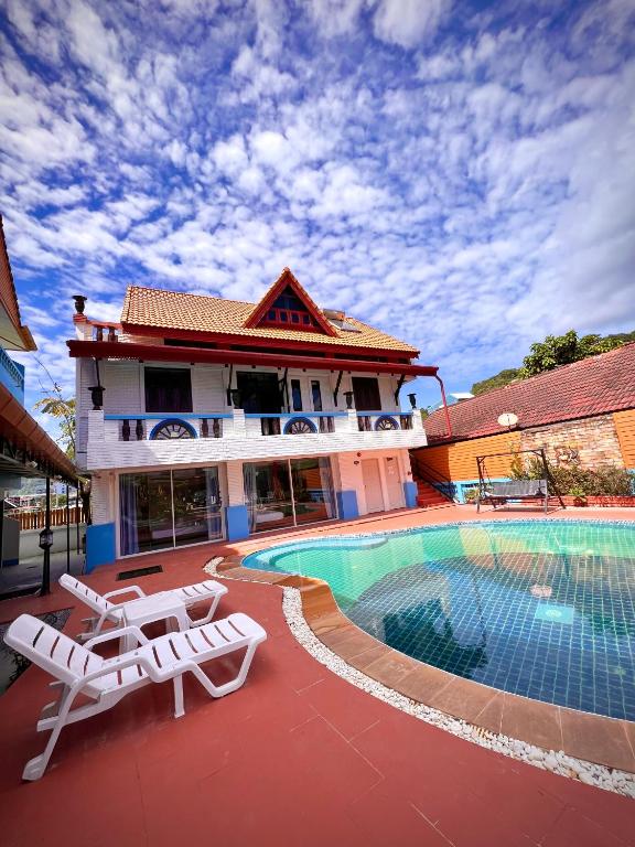 Bazén v ubytování Baankasemsuk Resort 般咔 深宿 nebo v jeho okolí