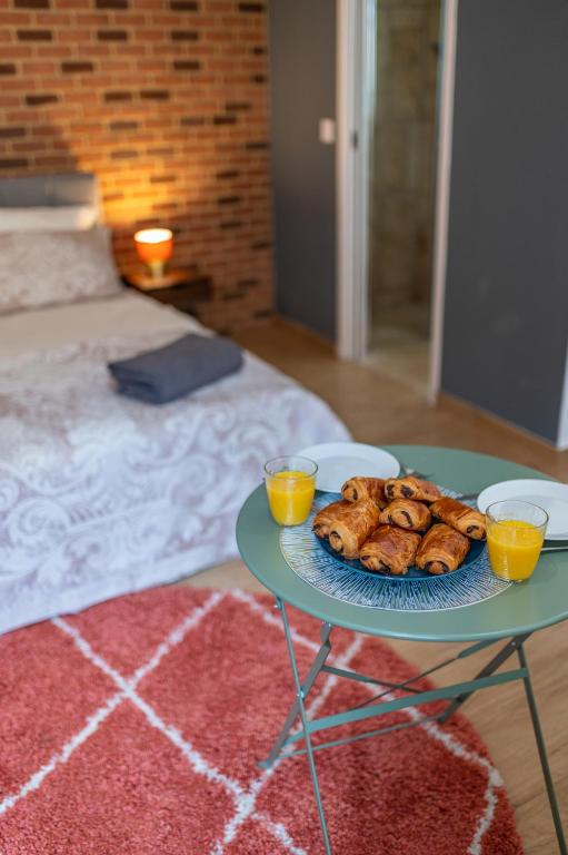 talerz wypieków na stole obok łóżka w obiekcie CHARMANT STUDIO RENOVÉ 150m DE MONACO w mieście Beausoleil