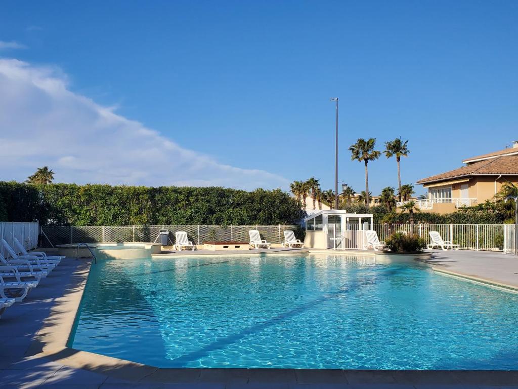 Bazén v ubytovaní CAP HERMES Vue MER Magnifique logement 6 couchages alebo v jeho blízkosti
