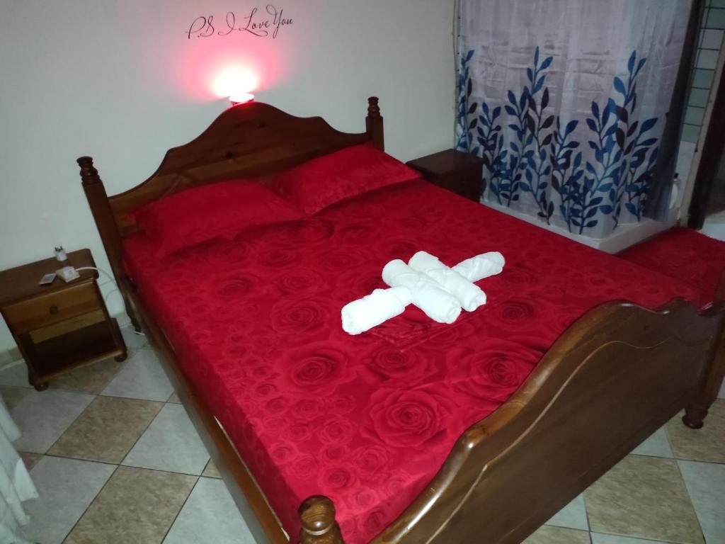uma cama com dois ursinhos de peluche com rosas em -= Studio Love =- em Xylophaghou