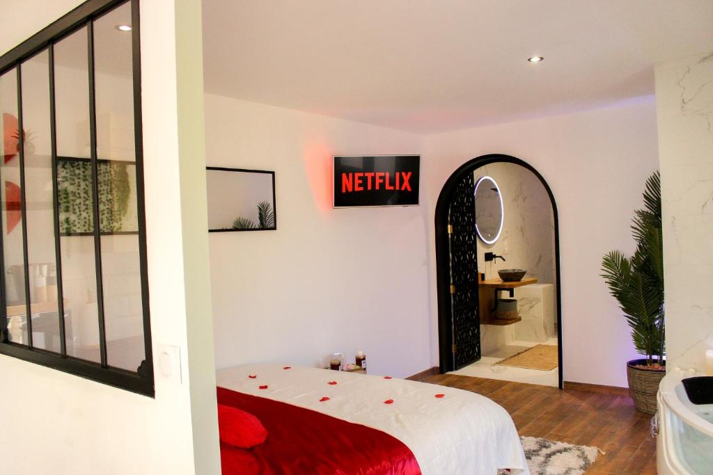 Katil atau katil-katil dalam bilik di Appartement cosy & balnéo - Centre de Sarlat