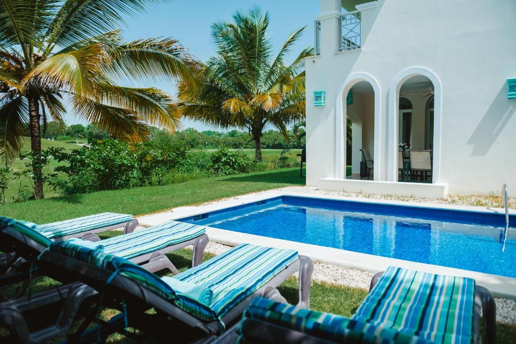 uma villa com uma piscina e 2 espreguiçadeiras em Private Villa LaPerla Iberosta 3BDR, Pool, Beach, WiFi em Punta Cana