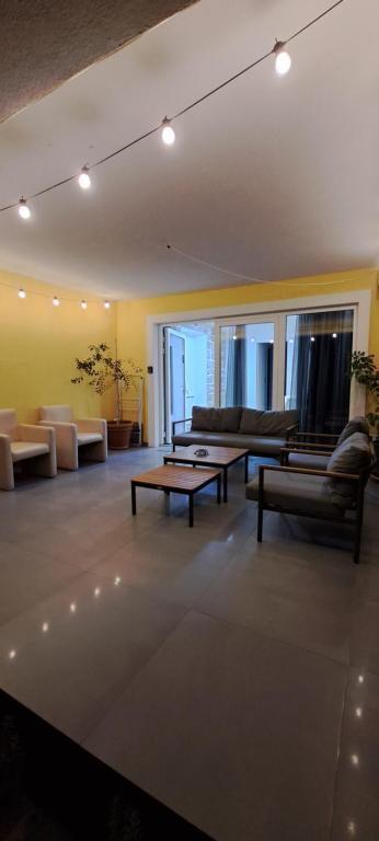 un ampio soggiorno con divani e tavolo di New Apartments Škofije Ankaran a Capodistria