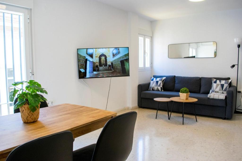 un soggiorno con divano e tavolo di Apartament New Cathedral a Siviglia