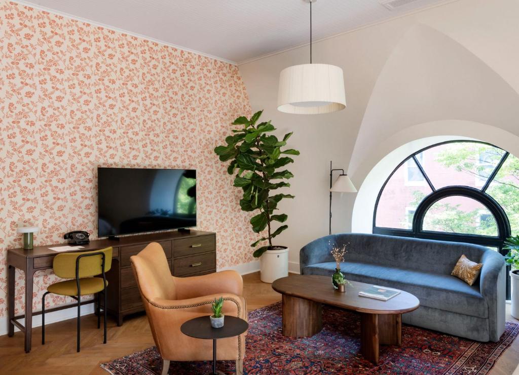 TV a/nebo společenská místnost v ubytování The Quoin Hotel