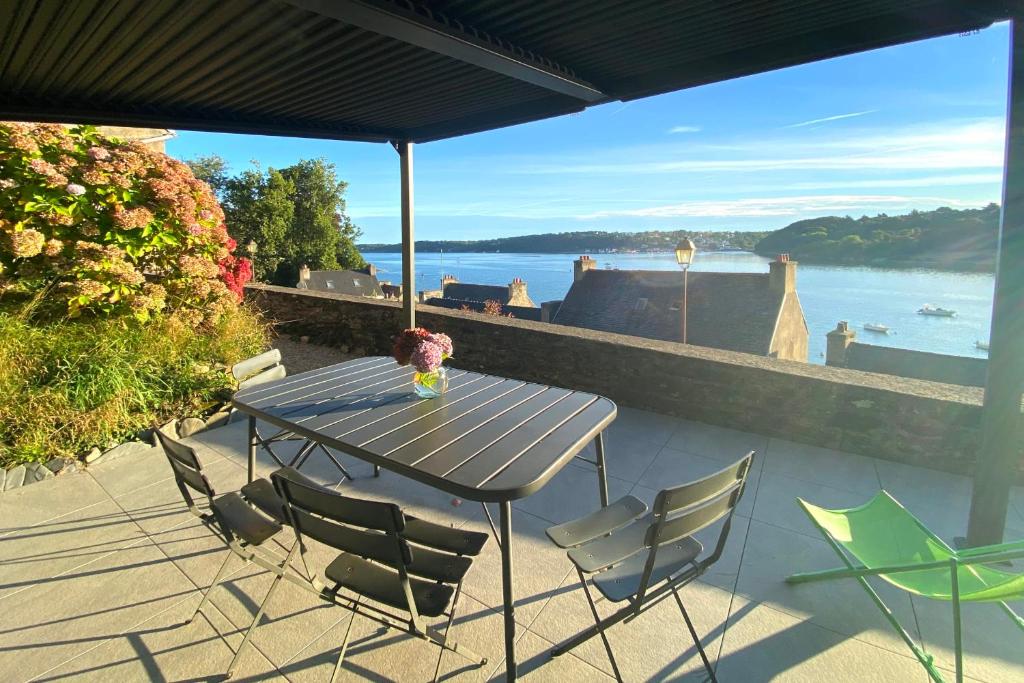 d'une table et de chaises sur un balcon avec vue sur l'eau. dans l'établissement Locquenole house with sea view, à Locquénolé