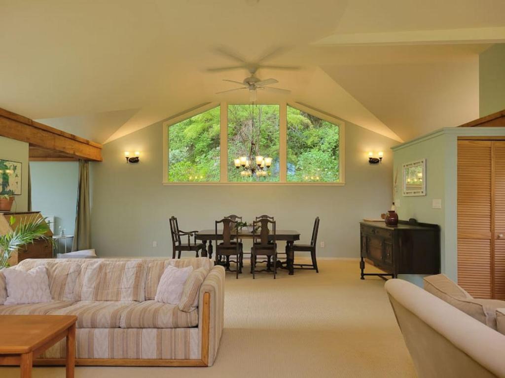 ein Wohnzimmer mit einem Sofa und einem Tisch in der Unterkunft Rainforest Retreat in Bowen Island