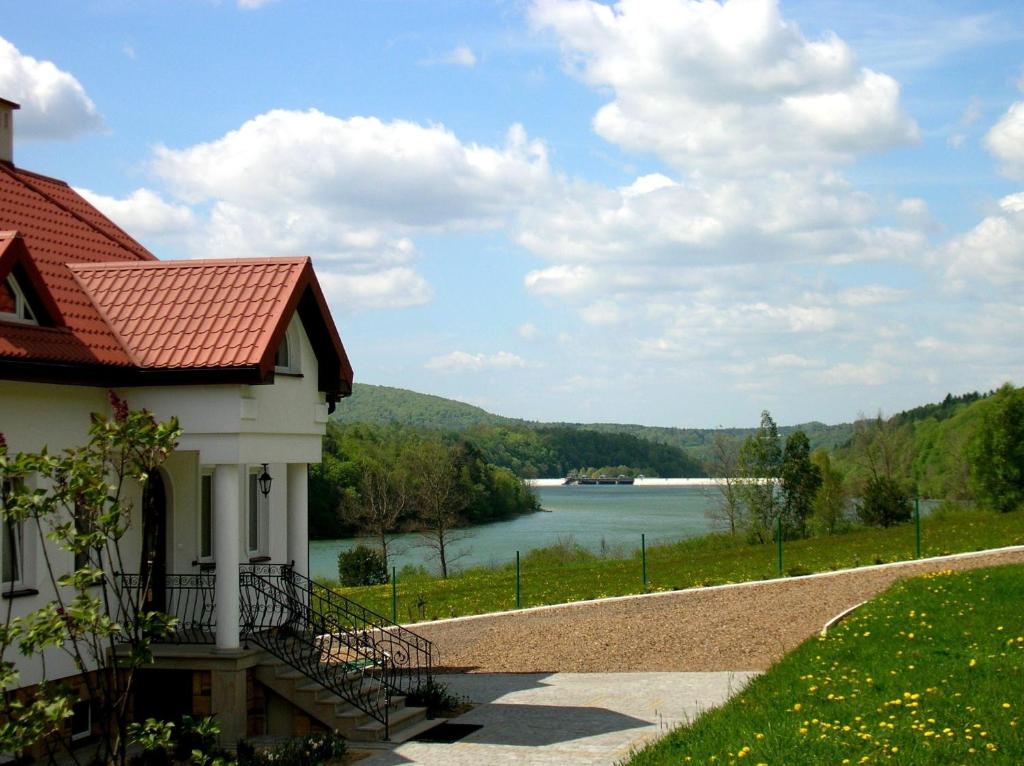ソリナにあるNoclegi Nad Jeziorem Myczkowieckimの湖の見える家