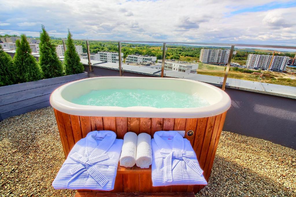 bañera de hidromasaje en la parte superior de un balcón en Jacuzzi na dachu, en Rzeszów