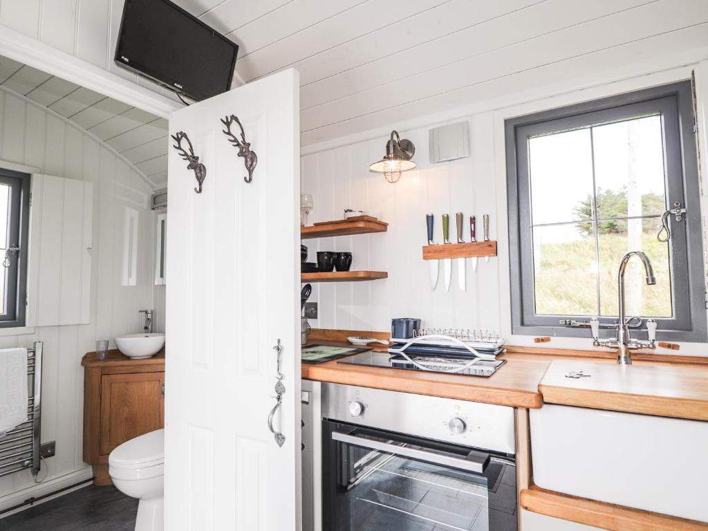 Kuchyň nebo kuchyňský kout v ubytování Shepherds Hut