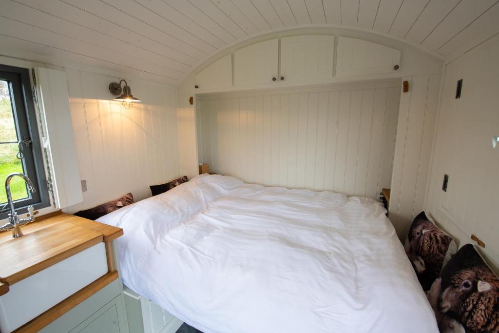 Postel nebo postele na pokoji v ubytování Shepherds Hut