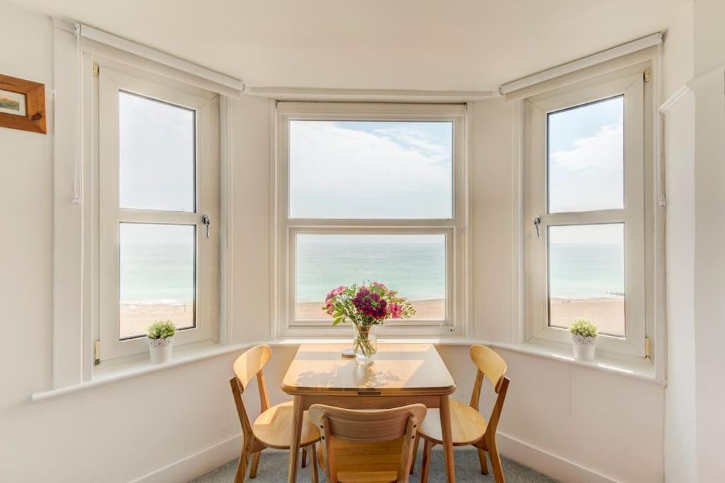 Gallery image of Worthing sea-front 3 bed apartment in Worthing