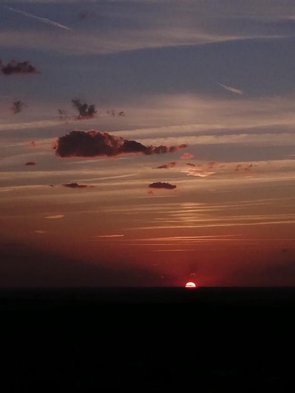 Východ nebo západ slunce při pohledu z prázdninového domu nebo okolí