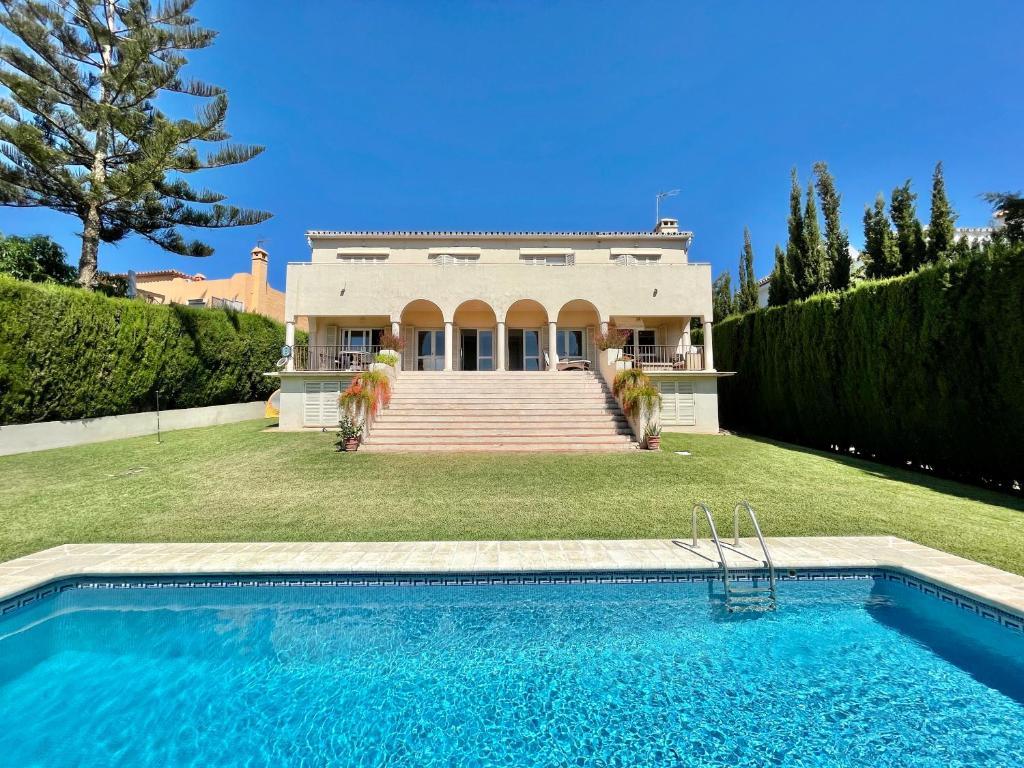 Bazén v ubytování Villa Los Lirios Puerto Banus - EaW Homes nebo v jeho okolí