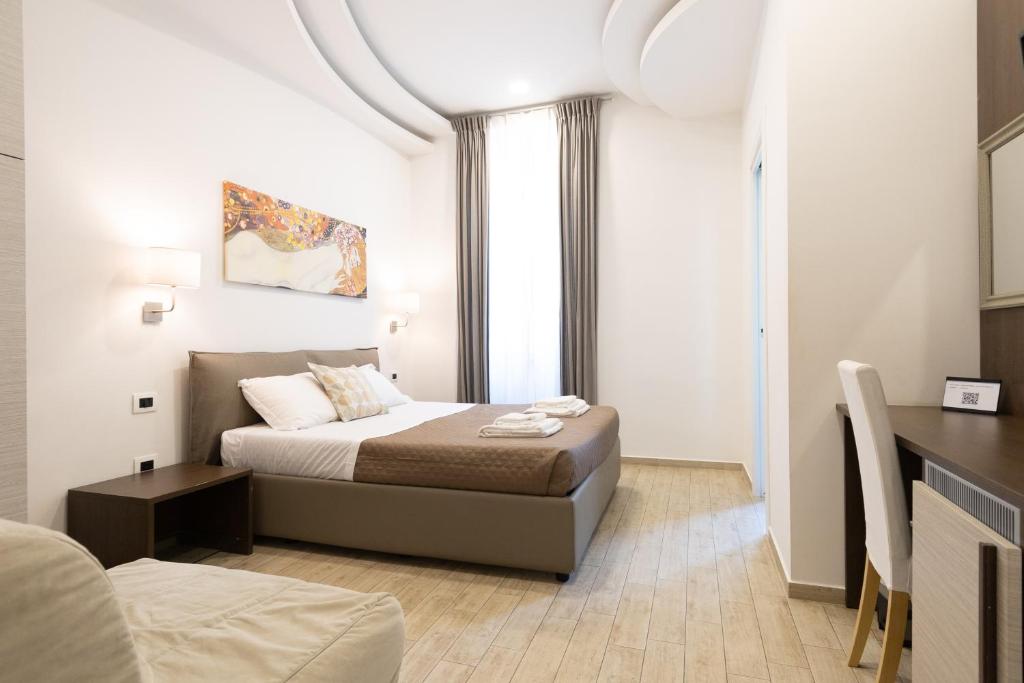 ローマにあるMaison Maneliの小さなベッドルーム(ベッド1台、窓付)
