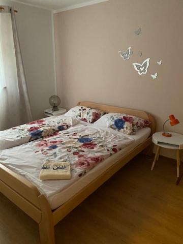 Postel nebo postele na pokoji v ubytování Živahna hiša
