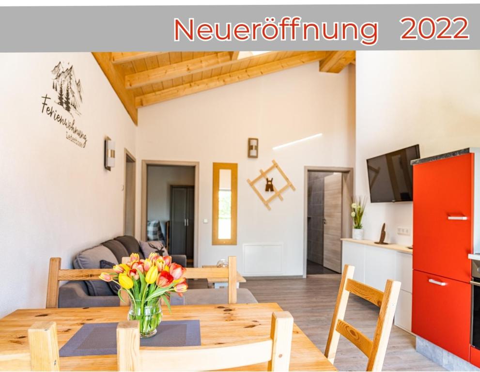 uma sala de estar com uma mesa de madeira e uma cozinha em Gästehaus Beim Huber em Hopferau