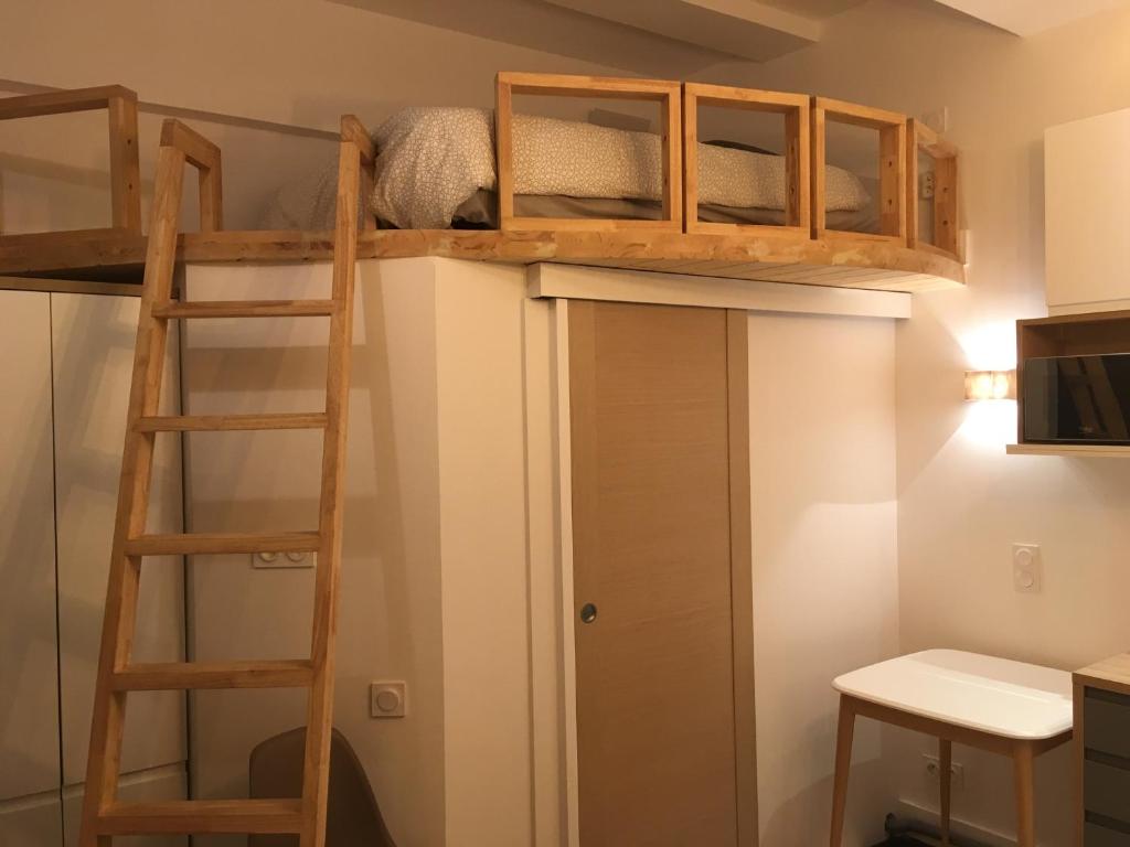 Poschodová posteľ alebo postele v izbe v ubytovaní Charmant studio Lyon Terreaux - hyper centre