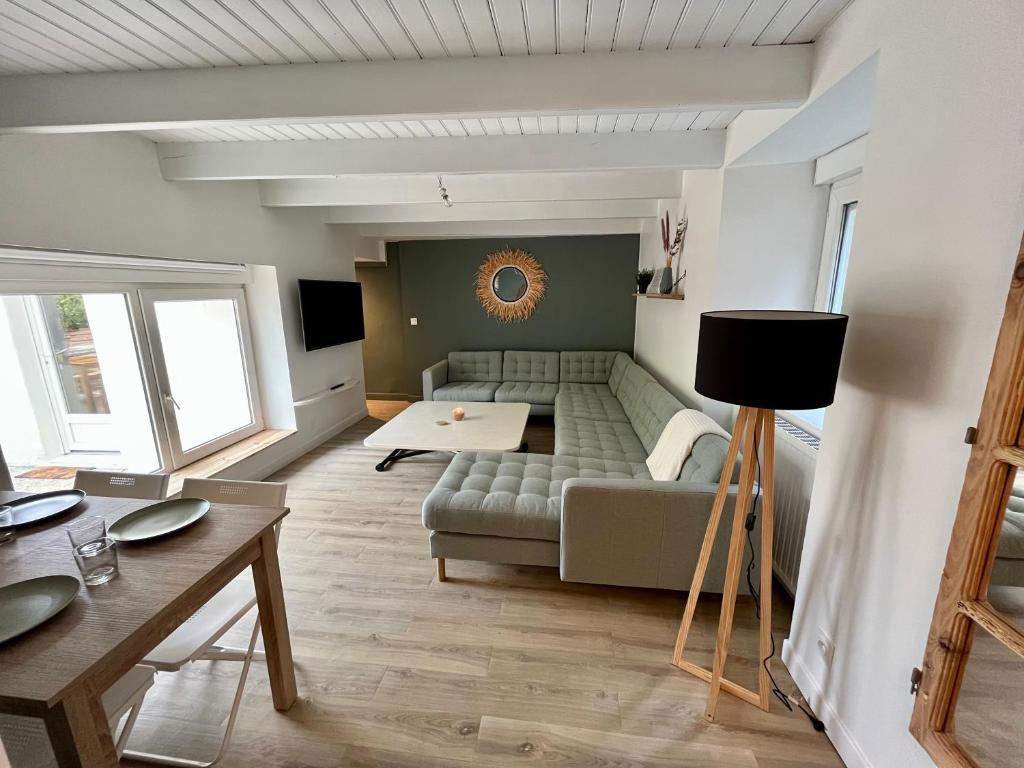 un salon avec un canapé et une table dans l'établissement Maison de ville - centre ville, à Lannion