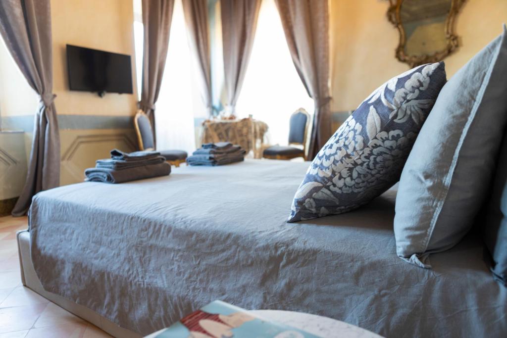 - une chambre avec un lit doté de draps et d'oreillers bleus dans l'établissement Dimora Pallotto, à Potenza Picena