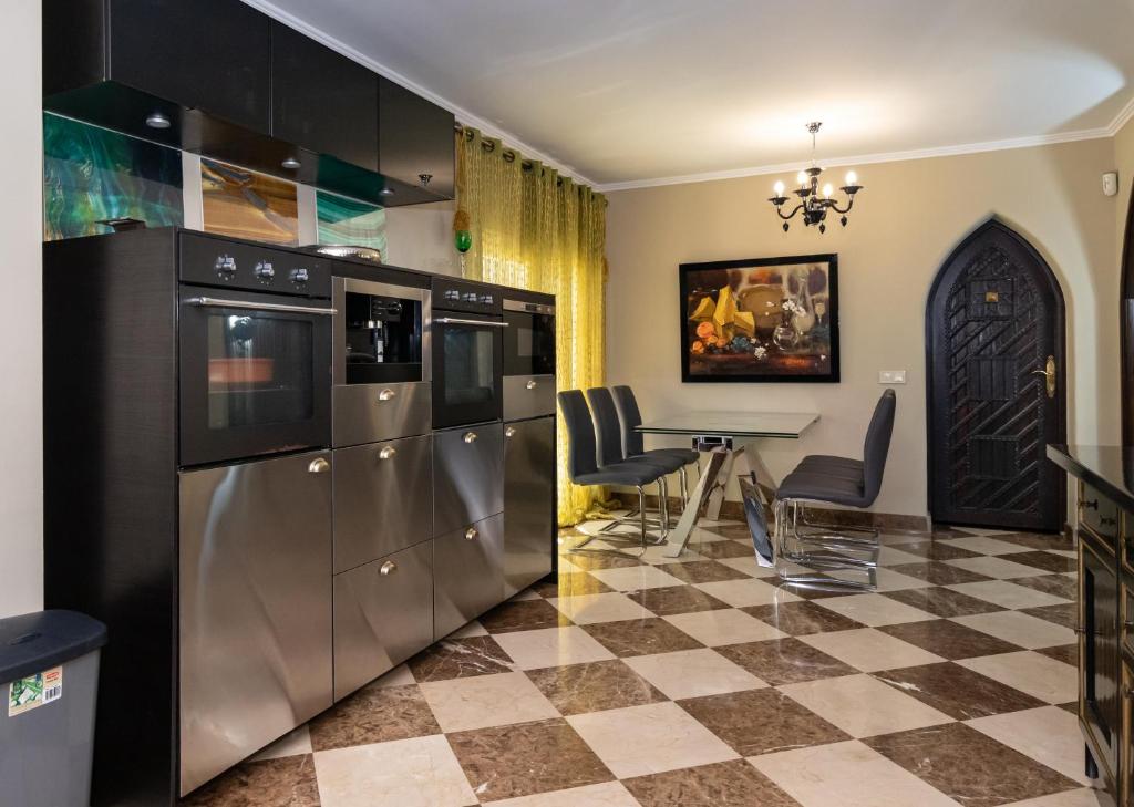Kuchyňa alebo kuchynka v ubytovaní Villa in Puerto Cabopino