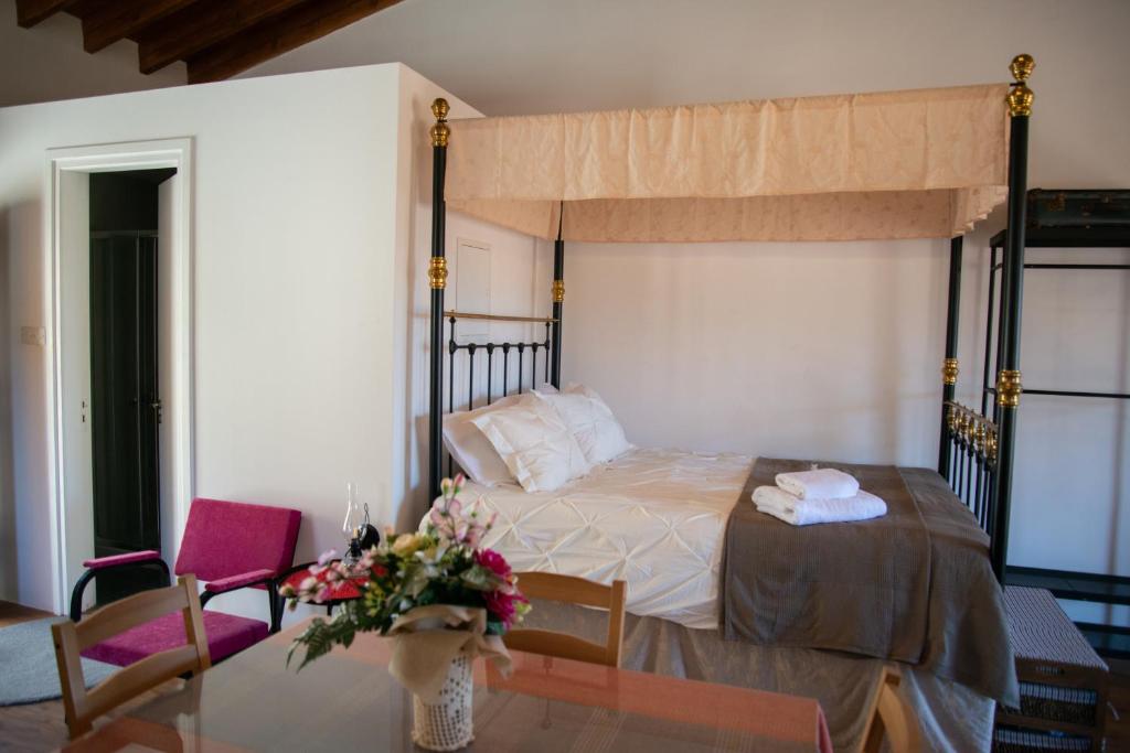 - une chambre avec un lit, deux chaises et une table dans l'établissement Cleo's Inn, à Lófou