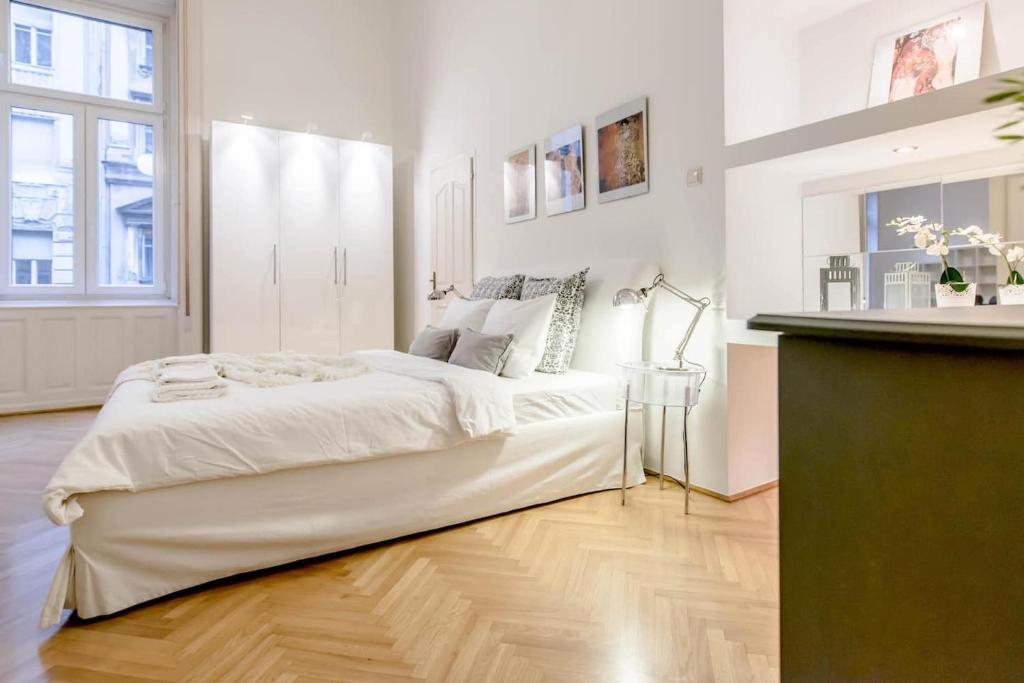 A bed or beds in a room at Bourgeois Elegance in the heart of Budapest