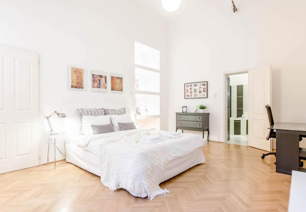 A bed or beds in a room at Bourgeois Elegance in the heart of Budapest