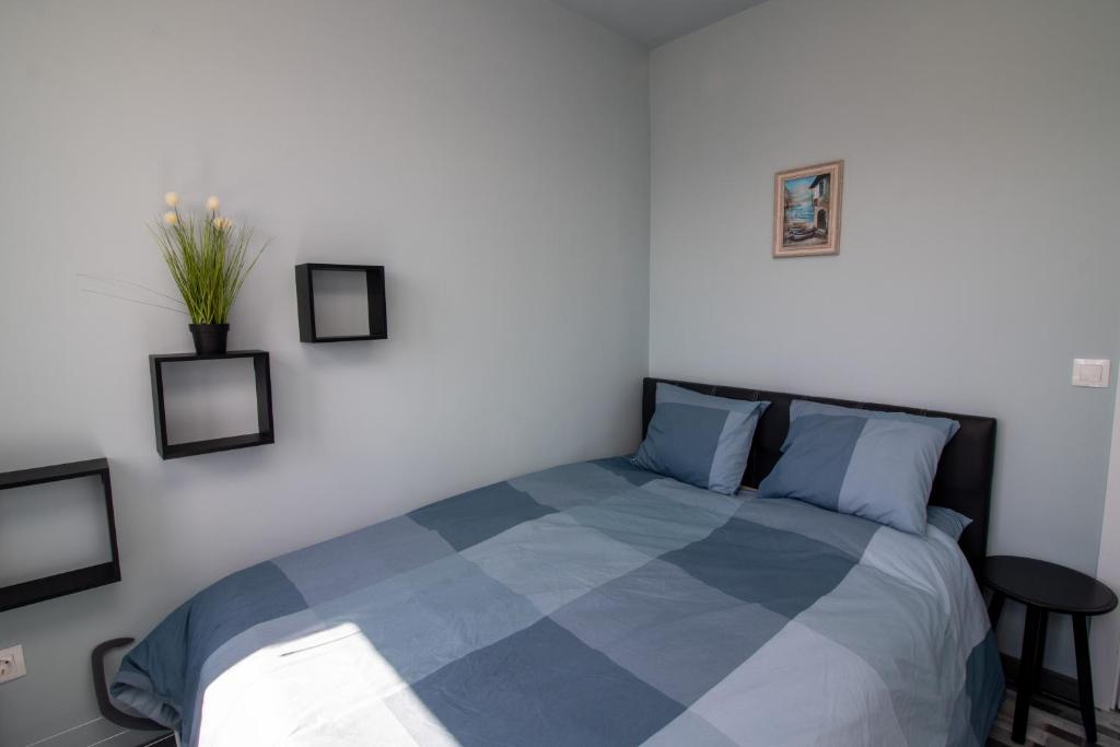 A bed or beds in a room at Mountain View Apartment 1 + Parking