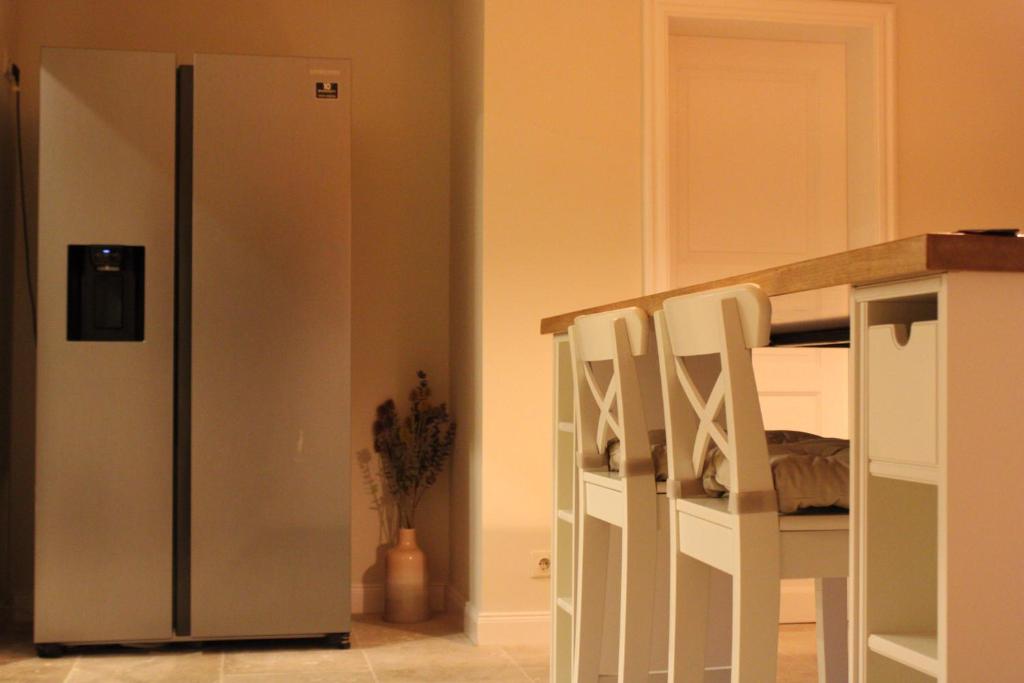 uma cozinha com um frigorífico ao lado de um beliche em Ferienhaus Mayland em Humptrup