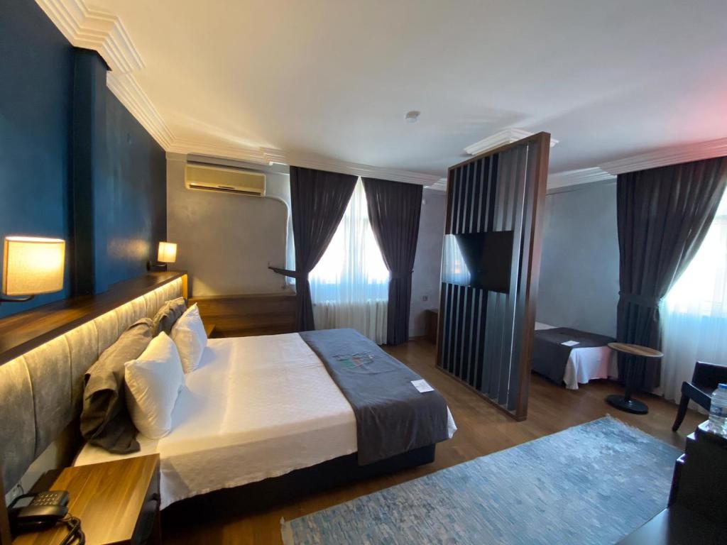 pokój hotelowy z łóżkiem i telewizorem w obiekcie Rhisos Gold Otel w mieście Rize