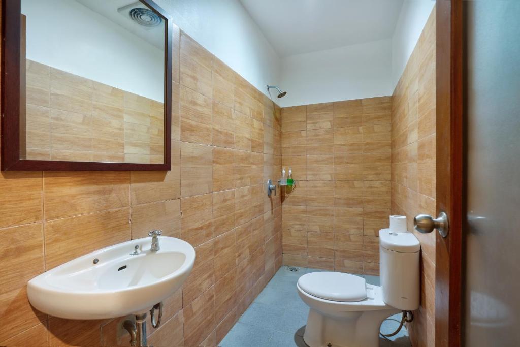 Un baño de Mahe Garden Inn and Villas by Kamara