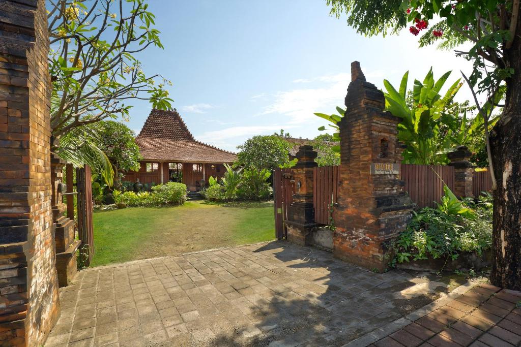 Un jardín fuera de Mahe Garden Inn and Villas by Kamara